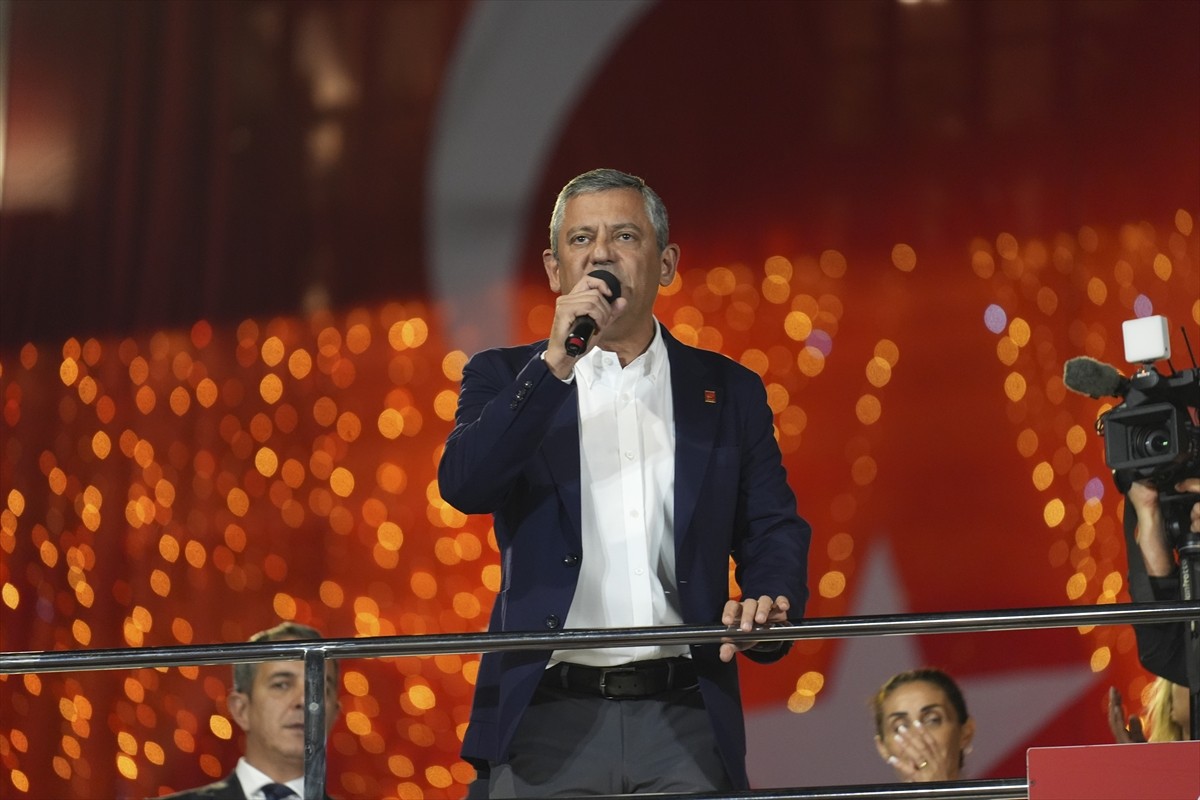 CHP Genel Başkanı Özgür Özel, İstanbul Büyükşehir Belediyesine (İBB) yönelik yolsuzluk ve terör...