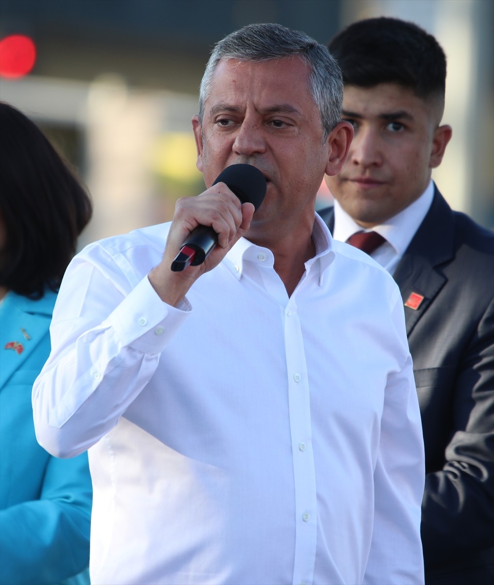 CHP Genel Başkanı Özgür Özel, partisince Sivas Tarihi Kent Meydanı'nda düzenlenen "Millet...