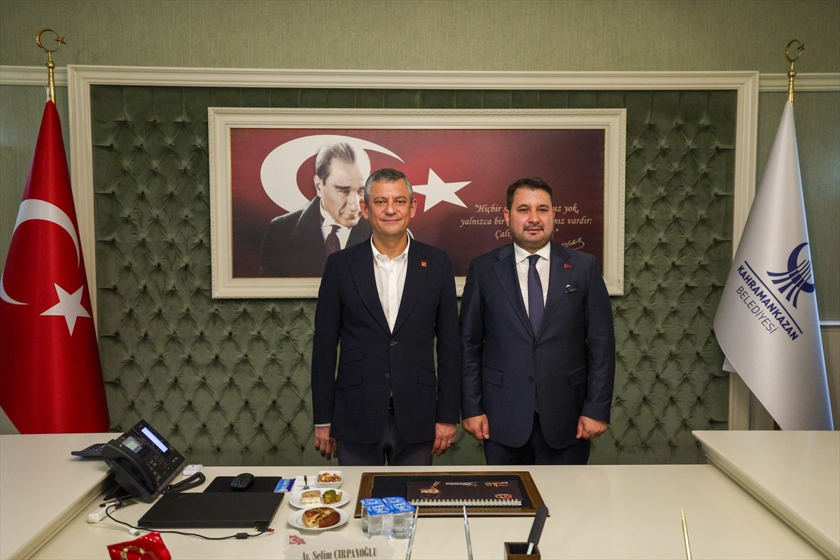 CHP Genel Başkanı Özgür Özel (solda), Ankara'nın Kahramankazan ilçesinde çeşitli ziyaretler...