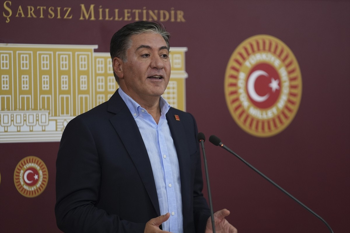 CHP Grup Başkanvekili Murat Emir, TBMM'de basın toplantısı düzenledi.
