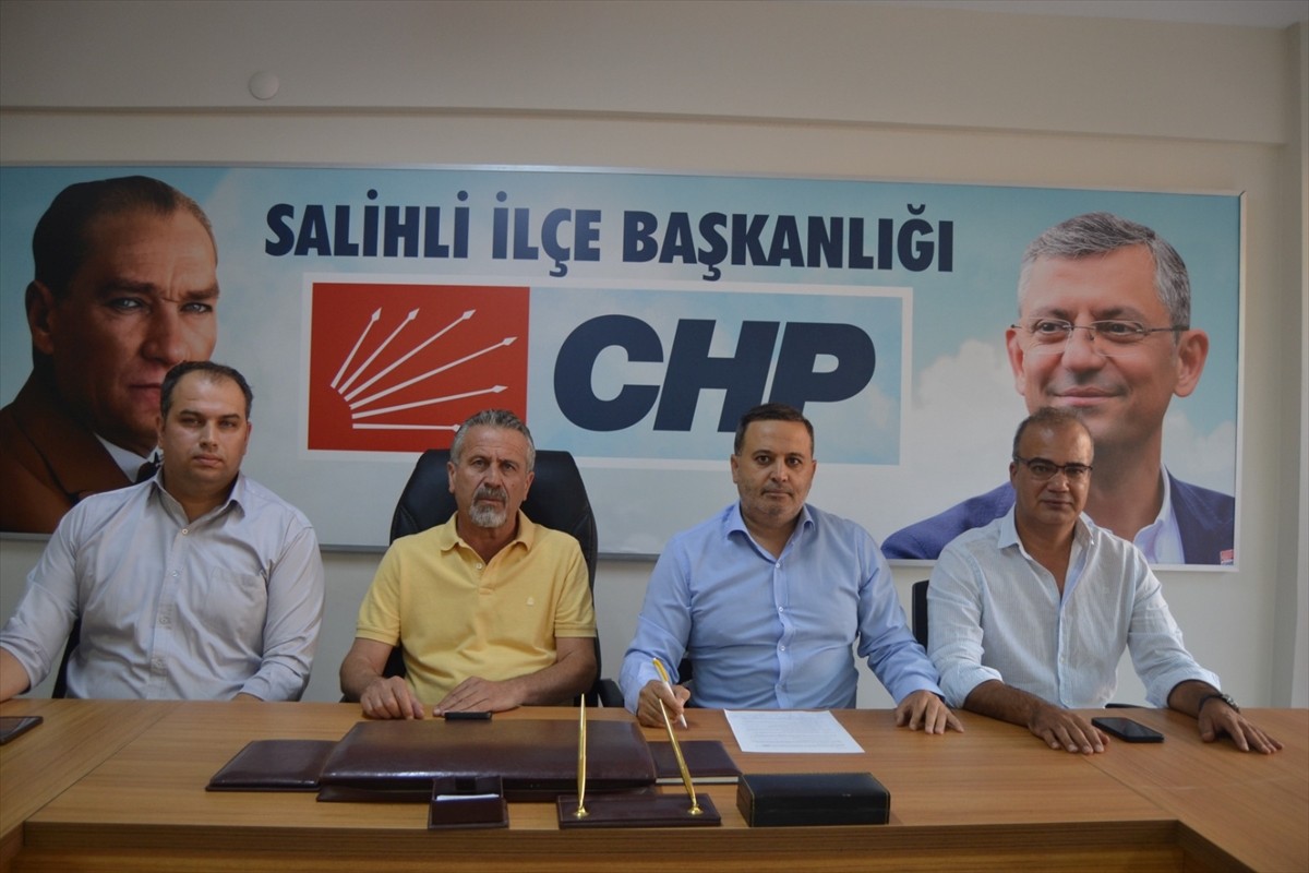 CHP Salihli İlçe Başkanı Enver Akgün (fotoğrafta), hem ilçe başkanlığı görevinden istifa ettiğini...