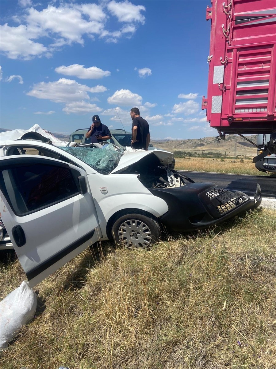 Çorum'un Sungurlu ilçesinde 5 aracın karıştığı zincirleme trafik kazasında 10 kişi...