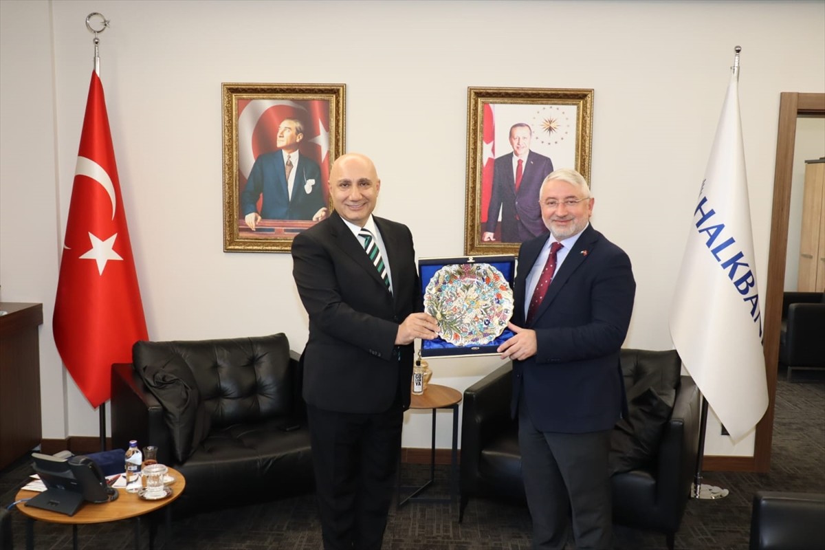 Çorum Belediye Başkanı Halil İbrahim Aşgın (sağda), Halkbank Genel Müdürü Osman Arslan'ı (solda)...