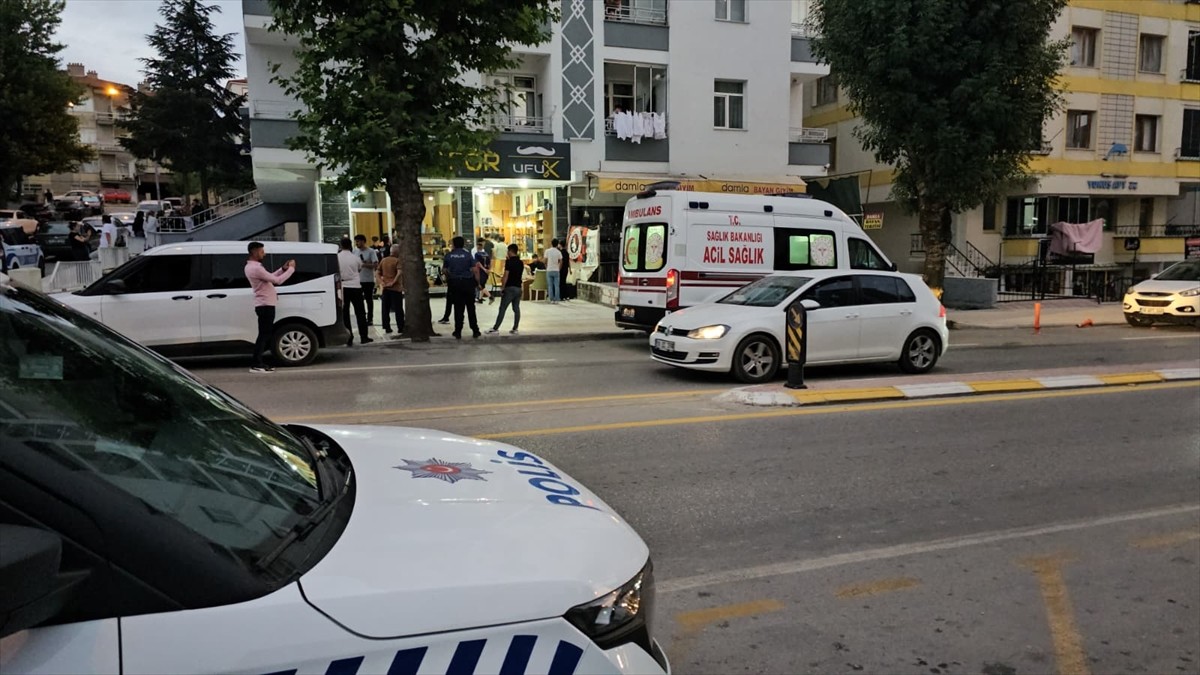 Çorum’da bir kişi berberde karşılaştığı husumetlisini silahla vurarak yaraladı. Polis ekipleri...