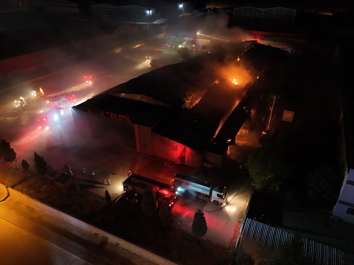 Çorum Organize Sanayi Bölgesi'nde bulunan tekstil fabrikasında çıkan yangına müdahale ediliyor....