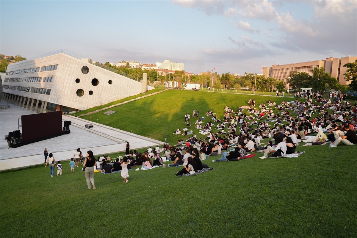 CSO Ada Ankara'nın bahçesindeki açık hava sineması etkinliği Ankaralıların yoğun ilgisiyle...