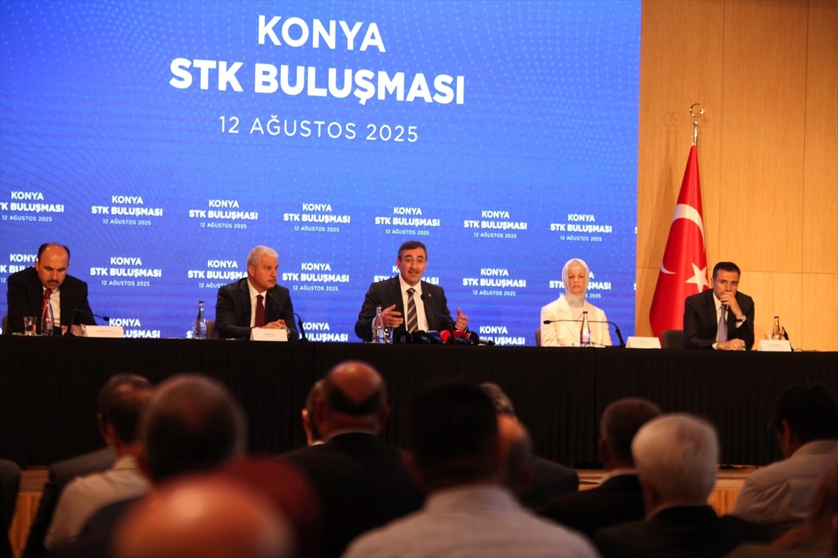 Cumhurbaşkanı Yardımcısı Cevdet Yılmaz,(sağda), Konya ziyareti kapsamında, Taş Bina Kültür Sanat...