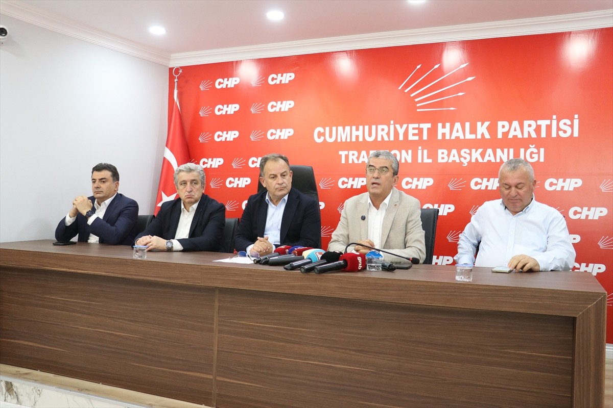 Cumhuriyet Halk Partisi (CHP) Grup Başkanvekili Gökhan Günaydın (sağ 2), beraberindeki İstanbul...