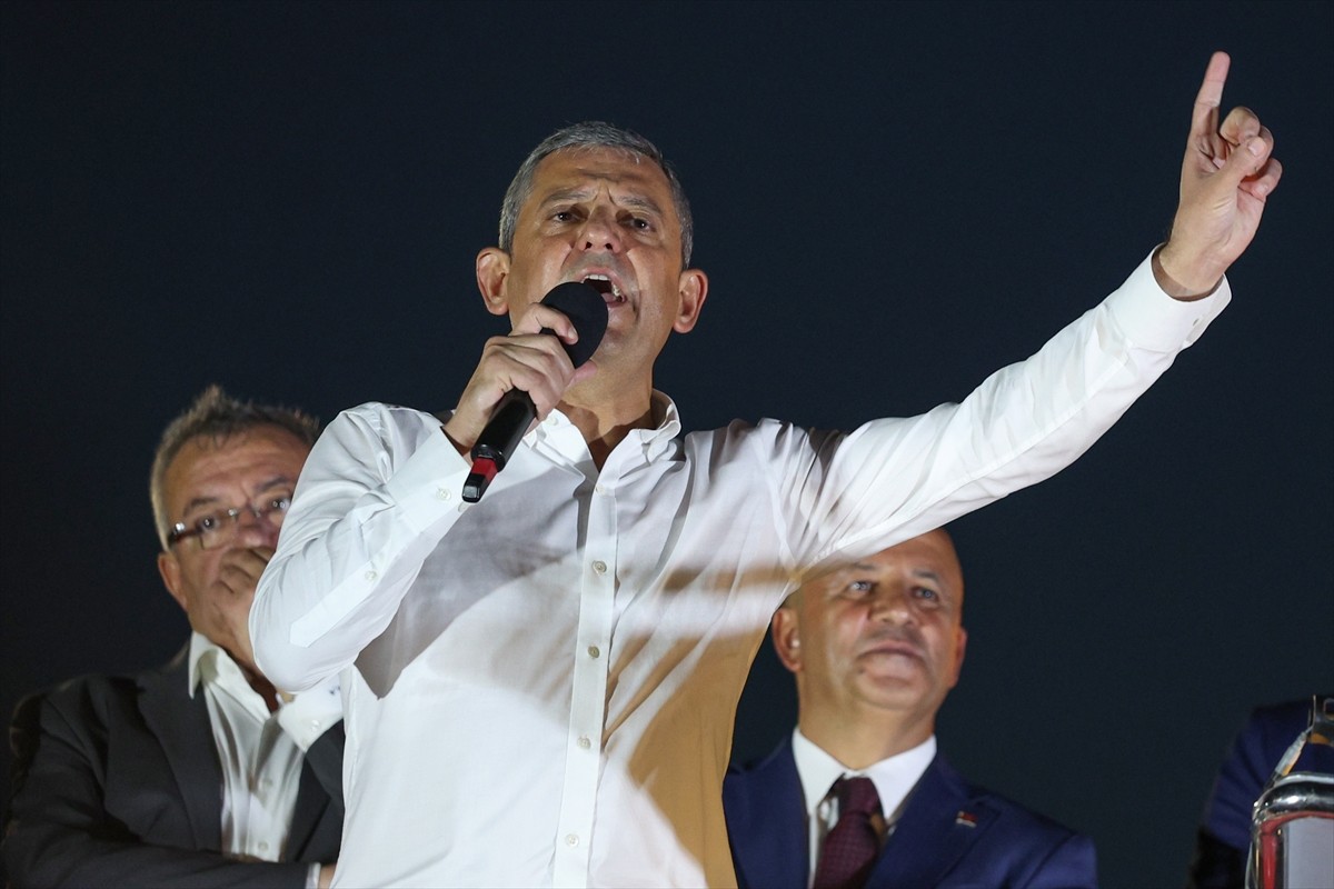 Cumhuriyet Halk Partisi Genel Başkanı Özgür Özel, Sinop İskele Meydanı’nda düzenlenen Millet...