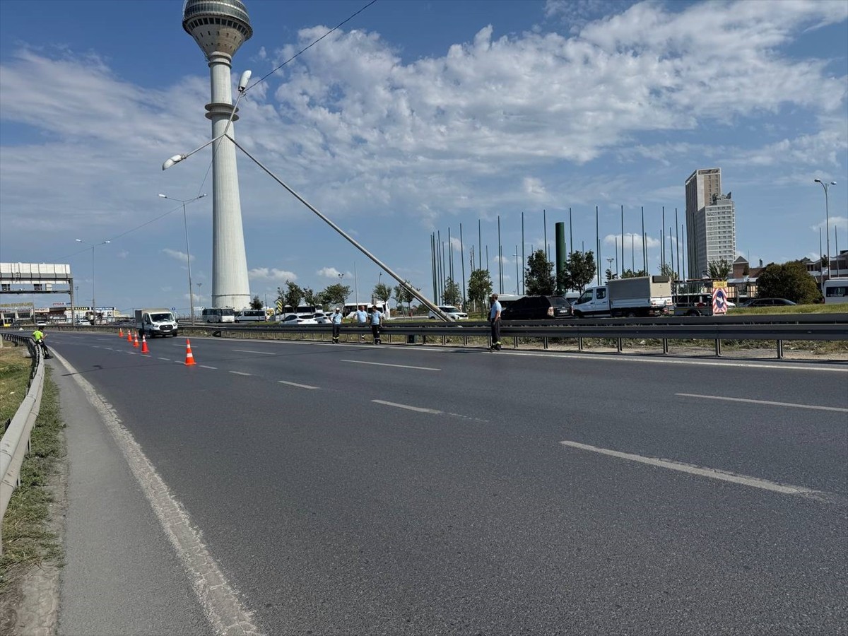 D-100 kara yolu Büyükçekmece mevkisinde fırtına nedeniyle aydınlatma direğinin yan yatması sonucu...
