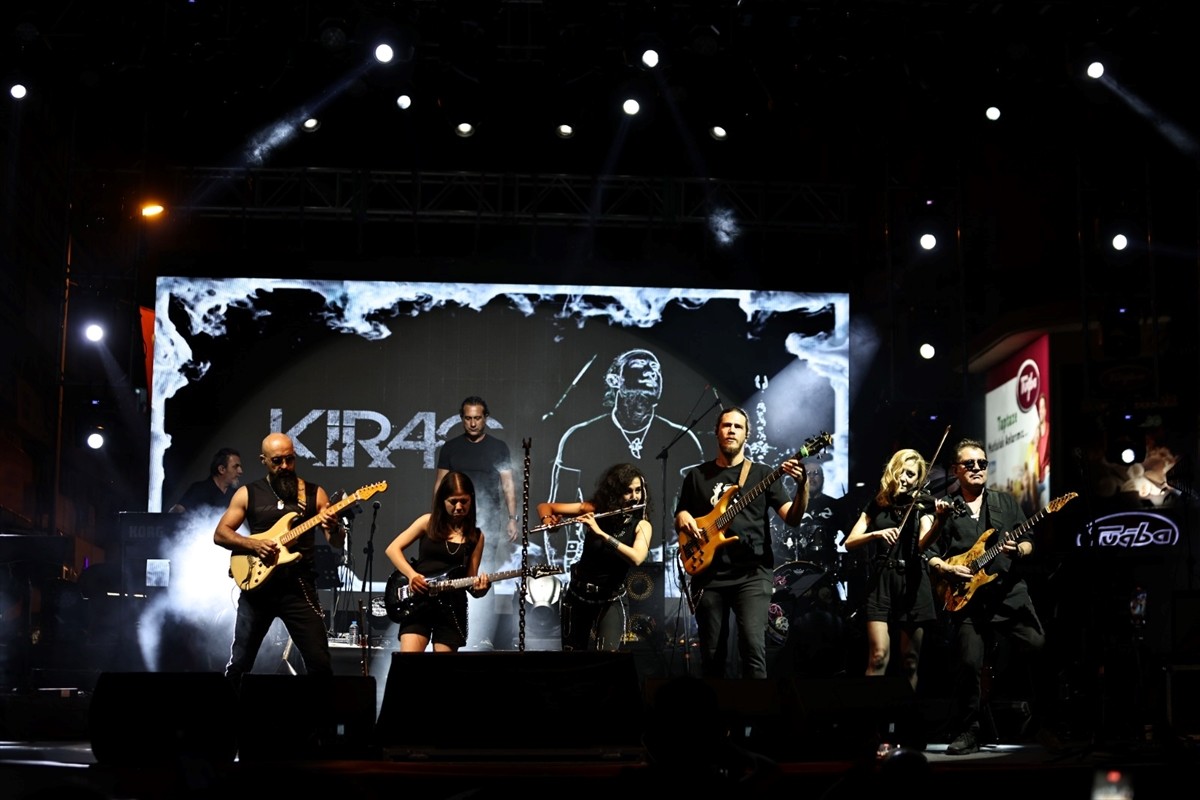 Denizli'de, Denizli Büyükşehir Belediyesince 15 Temmuz Delikliçınar Şehitler Meydanı'nda...