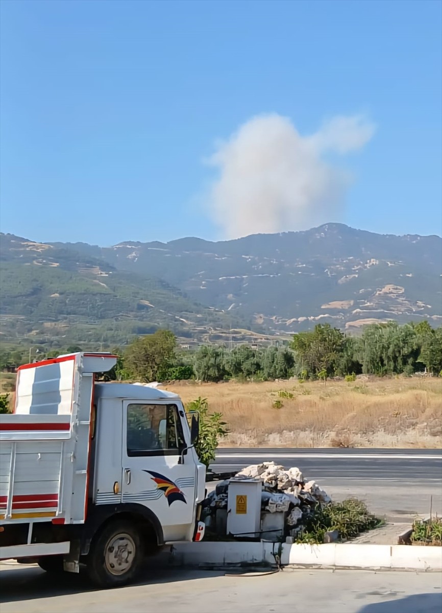 Denizli'nin Buldan ilçesinde çıkan orman yangınını kontrol altına almak için çalışmalar devam...