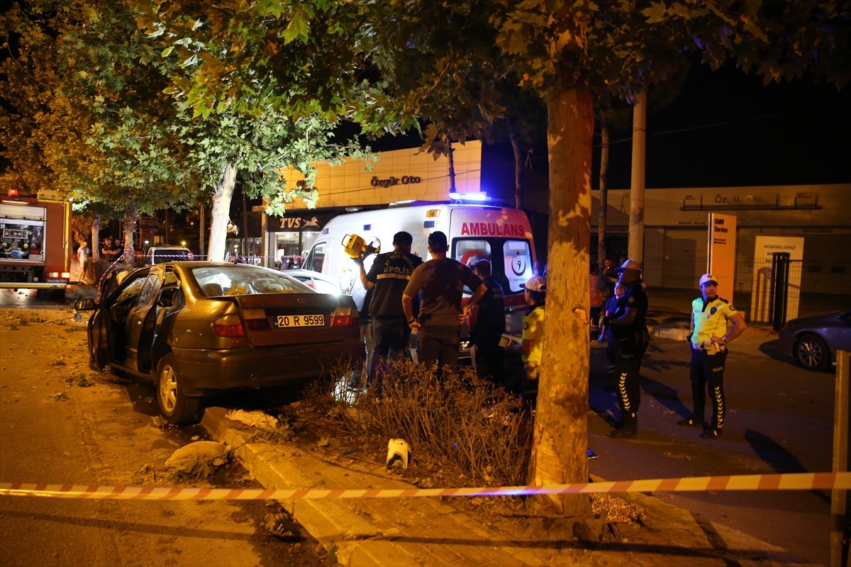 Denizli'nin Merkezefendi ilçesinde ağaca çarpan otomobildeki 2 kişi hayatını kaybetti, sürücü ağır...
