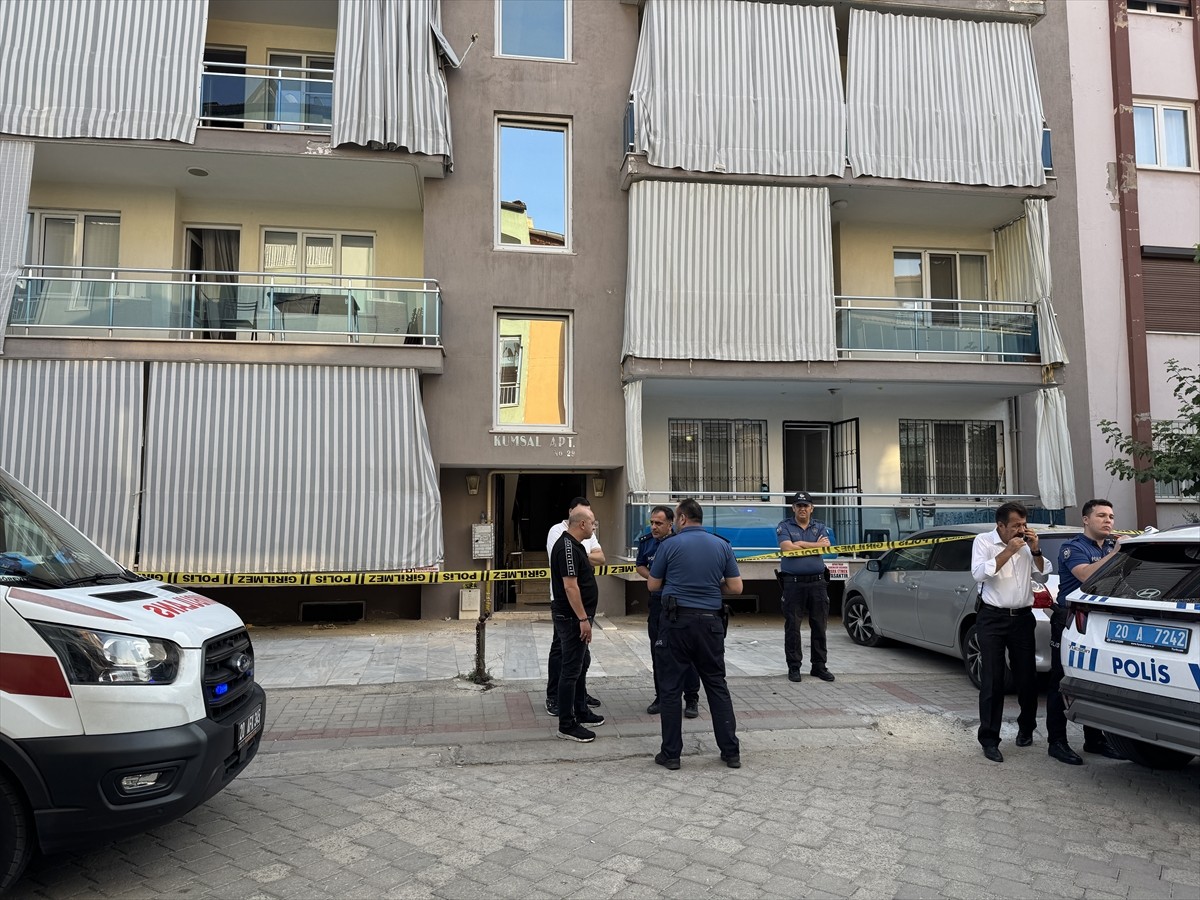 Denizli'nin Merkezefendi ilçesinde yıllık izindeki polis memuru, karısı ile 2 ve 7 yaşlarındaki...