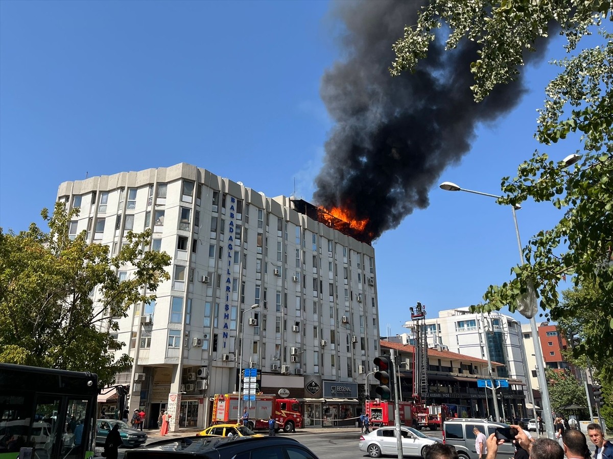 Denizli'nin Merkezefendi ilçesindeki Babadağlılar Çarşısı'nda çıkan yangın itfaiye ekiplerinin...