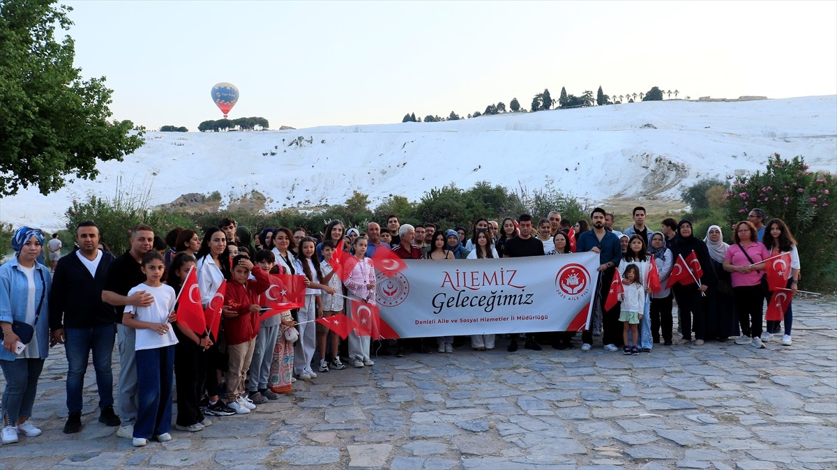 Denizli’de, şehit aileleri için düzenlenen sıcak hava balonu turunda balonlar, Türk bayrakları ve...