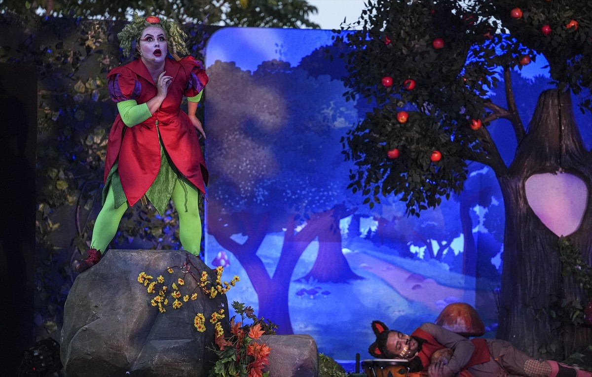 Devlet Tiyatroları Kamyon Tiyatrosu, yaz sezonunu CSO Ada Ankara Açık Hava Sahnesi'nde açtı....