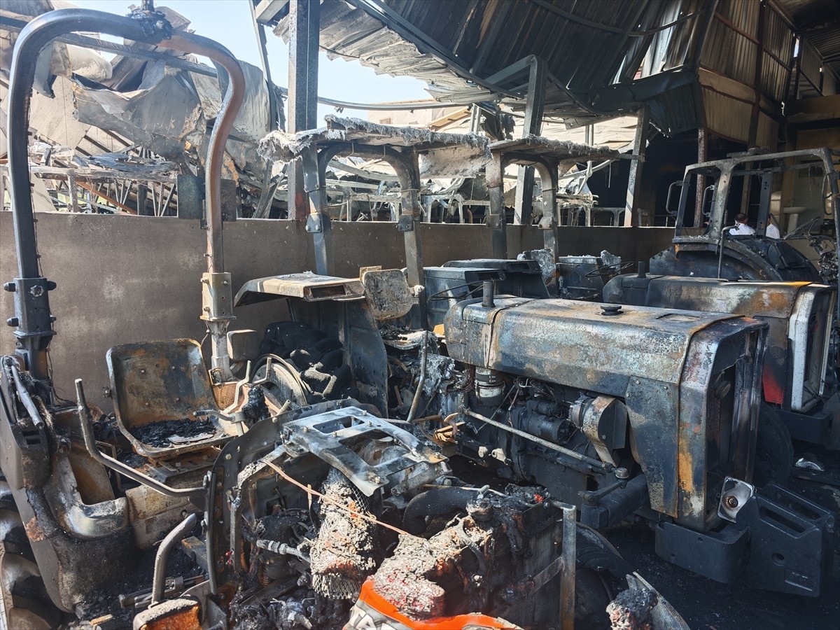 Diyarbakır'da çıkan yangında, 3 iş yeri ve çok sayıda traktör kullanılamaz hale geldi.
