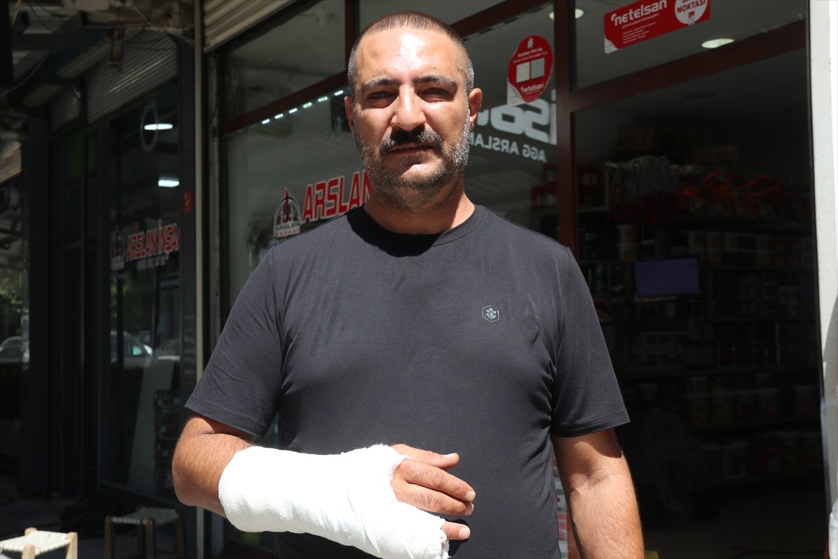 Diyarbakır'da çocuğu zorla götürmeye çalışan şüpheliye esnafın müdahalesi güvenlik kamerasınca...