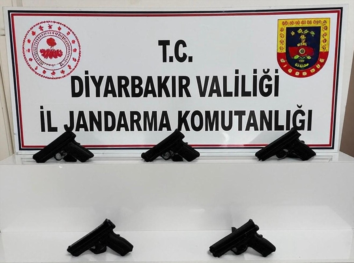 Diyarbakır'ın Bağlar ilçesinde düzenlenen silah kaçakçılığı operasyonunda 1 şüpheli gözaltına...