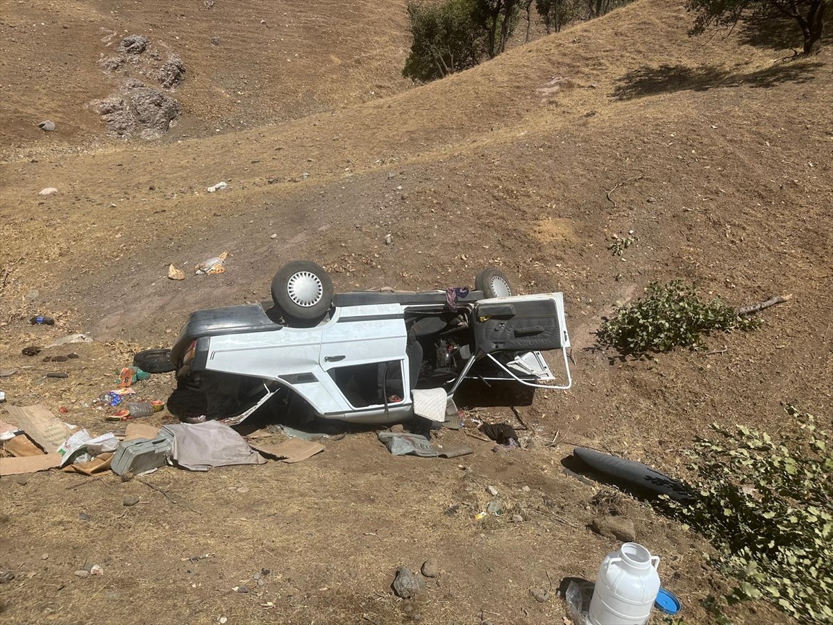 Diyarbakır'ın Çermik ilçesinde otomobilin devrilmesi sonucu 3'ü çocuk, 8 kişi yaralandı.