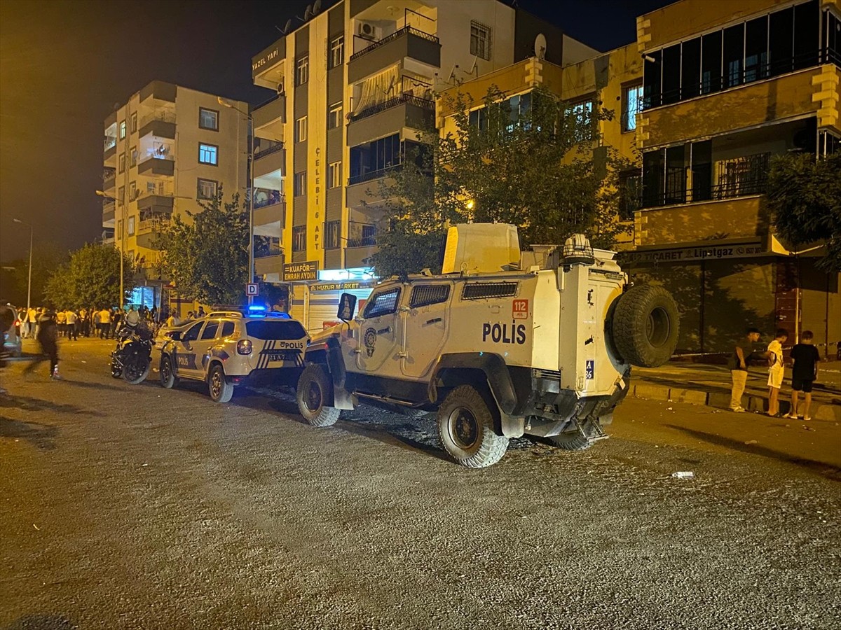 Diyarbakır'ın merkez Bağlar ilçesinde, iki grup arasında çıkan silahlı kavgada 12 kişi yaralandı....