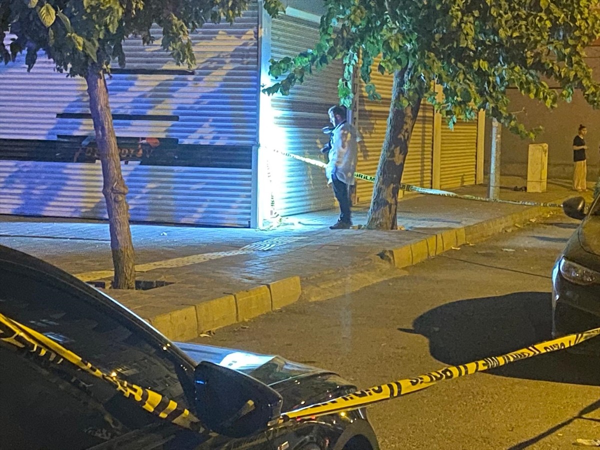 Diyarbakır'ın merkez Bağlar ilçesinde, iki grup arasında çıkan silahlı kavgada 12 kişi yaralandı....