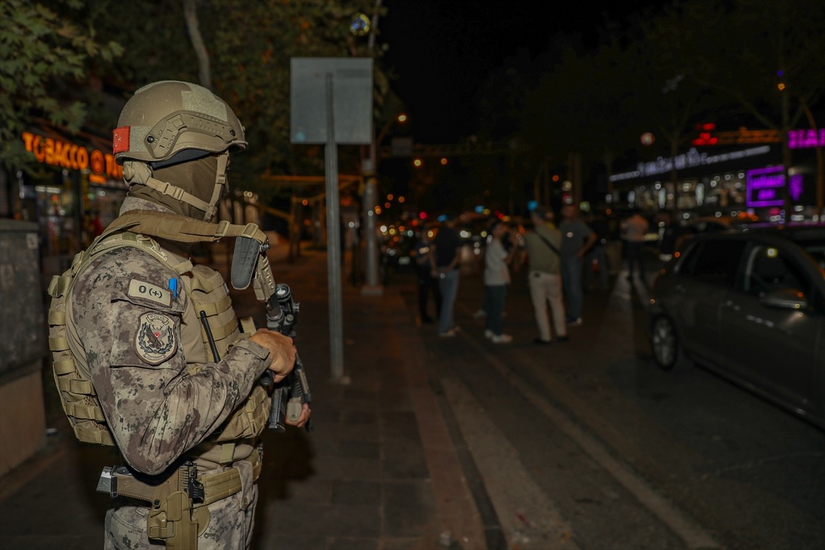 Diyarbakır'ın merkez Kayapınar ilçesinde 300 polisin katılımıyla uyuşturucu satıcılarına yönelik...