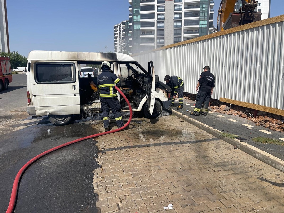 Diyarbakır'ın merkez Kayapınar ilçesinde park halindeyken alev alan minibüs kullanılamaz hale...
