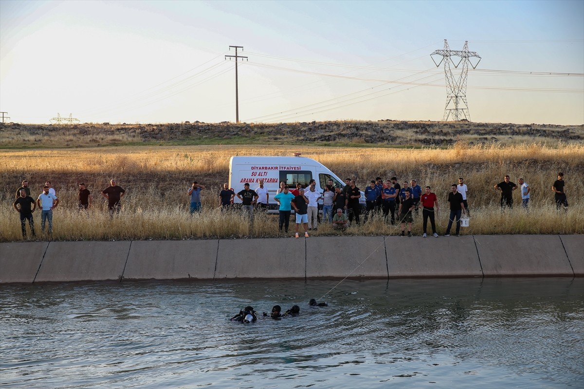 Diyarbakır'ın merkez Yenişehir ilçesinde sulama kanalına giren çocuk boğuldu. Kanalda yapılan...