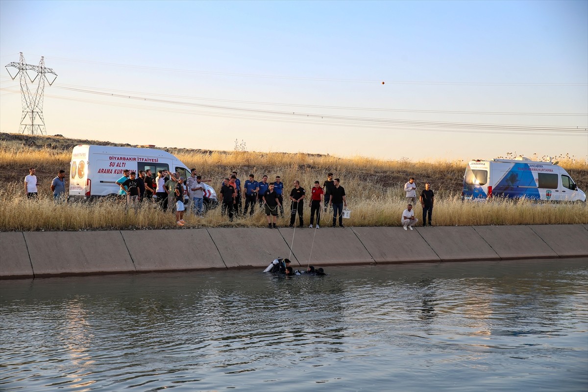 Diyarbakır'ın merkez Yenişehir ilçesinde sulama kanalına giren çocuk boğuldu. Kanalda yapılan...