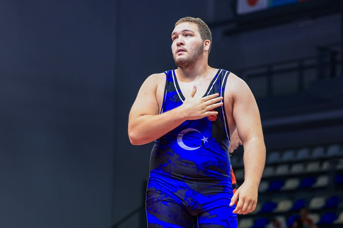 Dünya 20 Yaş Altı Güreş Şampiyonası'nda mücadele eden Cemal Yusuf Bakır, grekoromen stil 130...
