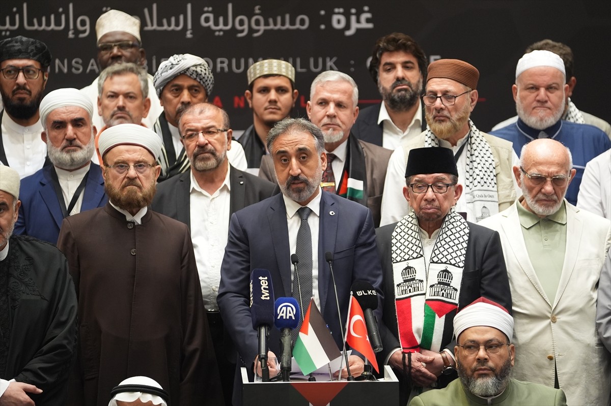 Dünya Müslüman Alimler Birliği ve Türkiye'deki İslam Alimleri Vakfı işbirliğinde düzenlenen, 50...