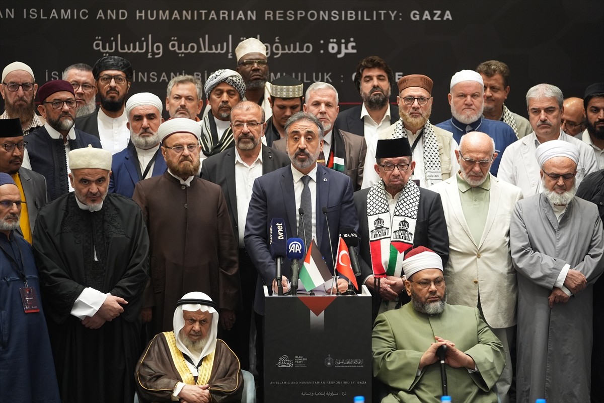 Dünya Müslüman Alimler Birliği ve Türkiye'deki İslam Alimleri Vakfı işbirliğinde düzenlenen, 50...