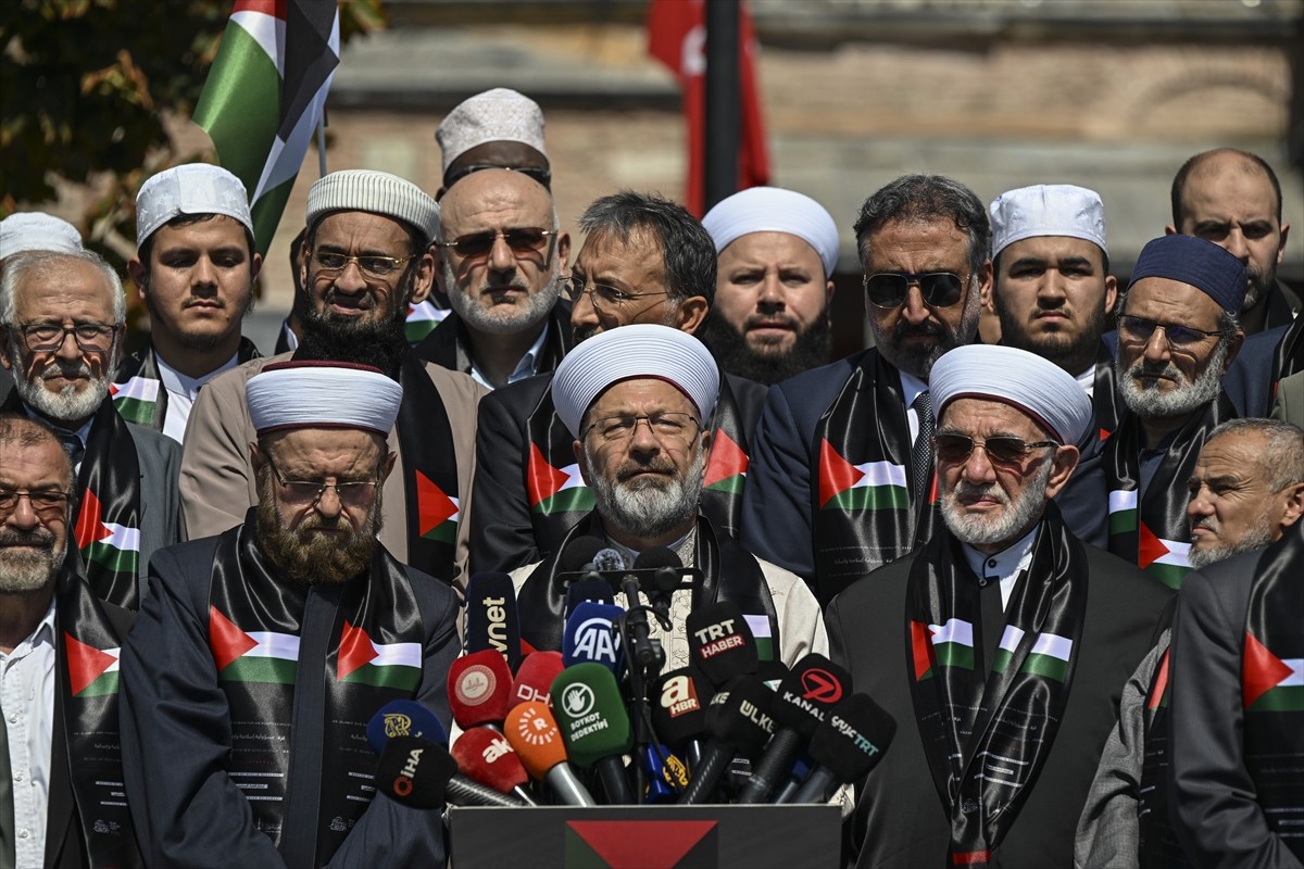 Dünya Müslüman Alimler Birliği ve Türkiye'deki İslam Alimleri Vakfı işbirliğinde düzenlenen, 50...