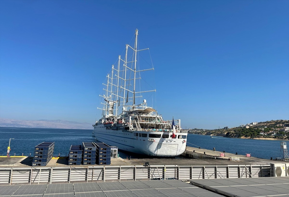 Dünyanın en büyük yelkenli yolcu gemilerinden "Club Med 2", İzmir'in Çeşme ilçesindeki Ulusoy...