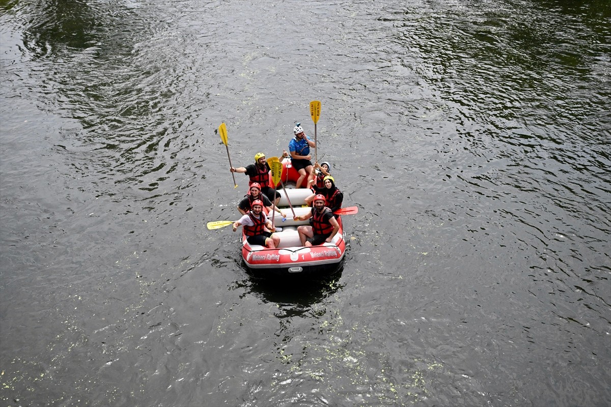 Düzce'de maceraseverler, Melen Çayı'nda rafting yaparak hem serinledi hem de eğlenceli vakit...