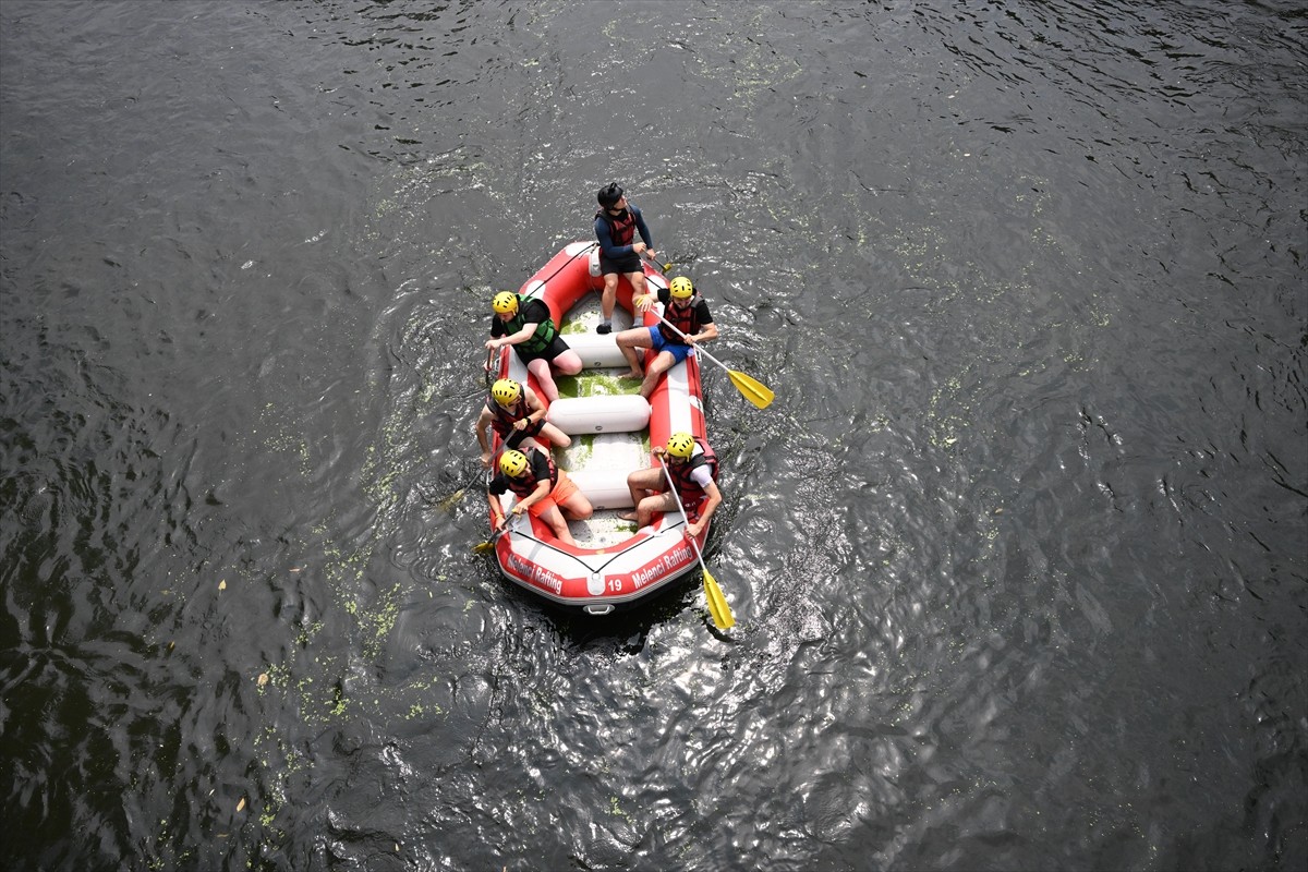 Düzce'de maceraseverler, Melen Çayı'nda rafting yaparak hem serinledi hem de eğlenceli vakit...