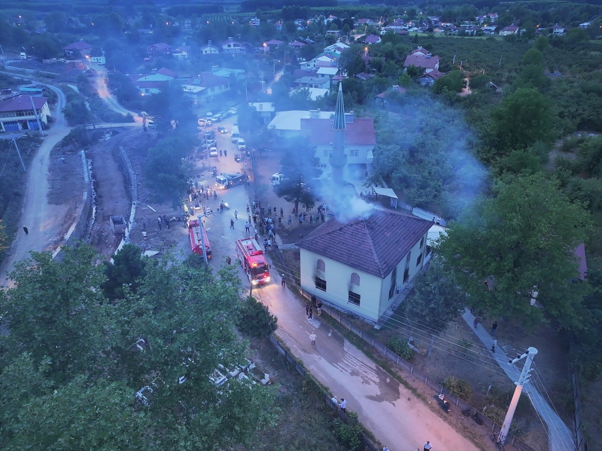 Düzce'de merkeze bağlı Aydınpınar Köyü Cuma Mahallesi camisinde henüz belirlenemeyen nedenle...