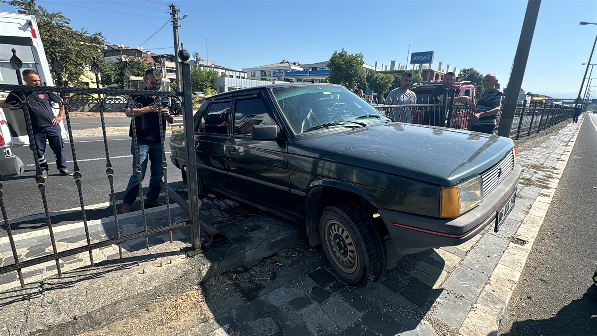 Düzce'de otomobille silobas dorse takılı tırın çarpışması sonucu 7 kişi yaralandı.