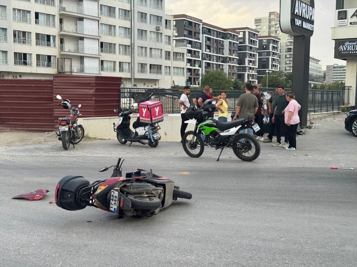  Edirne'de motosiklete çarpan otomobilin sürücüsü ve yolcu araçlarını bırakıp kaçtı.