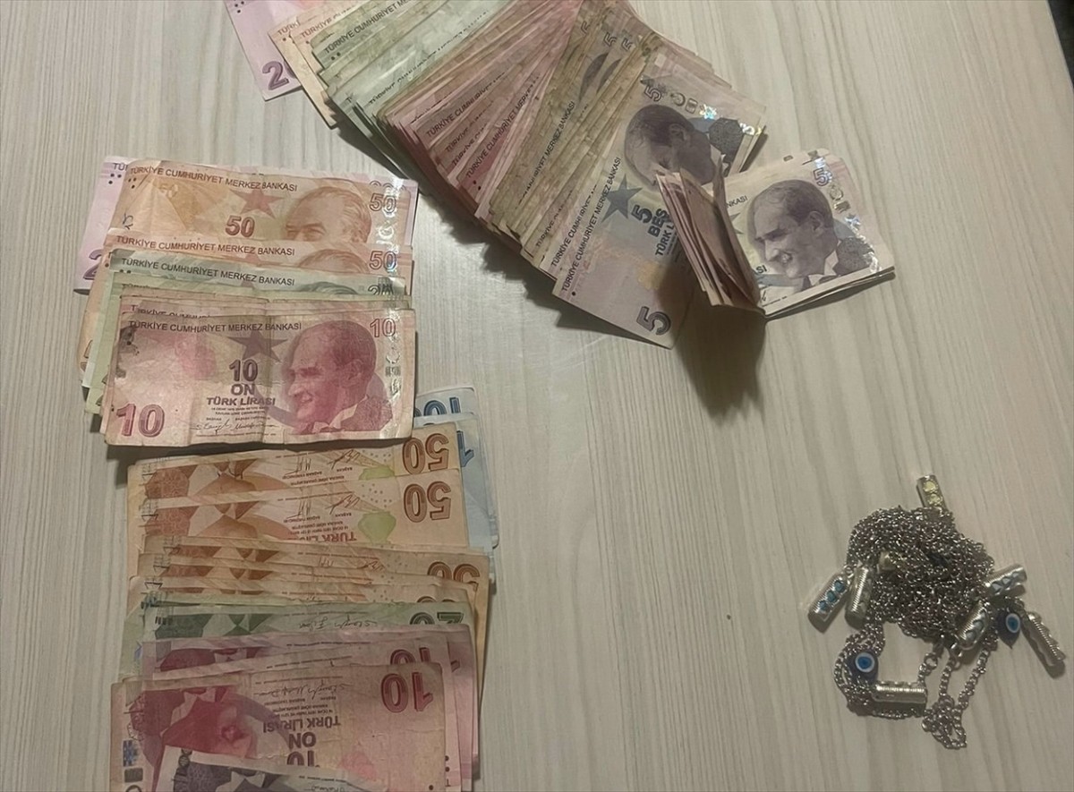 Edirne'de Selimiye Camisi çevresinde turistleri rahatsız ederek satış yapanlara ve dilencilere...