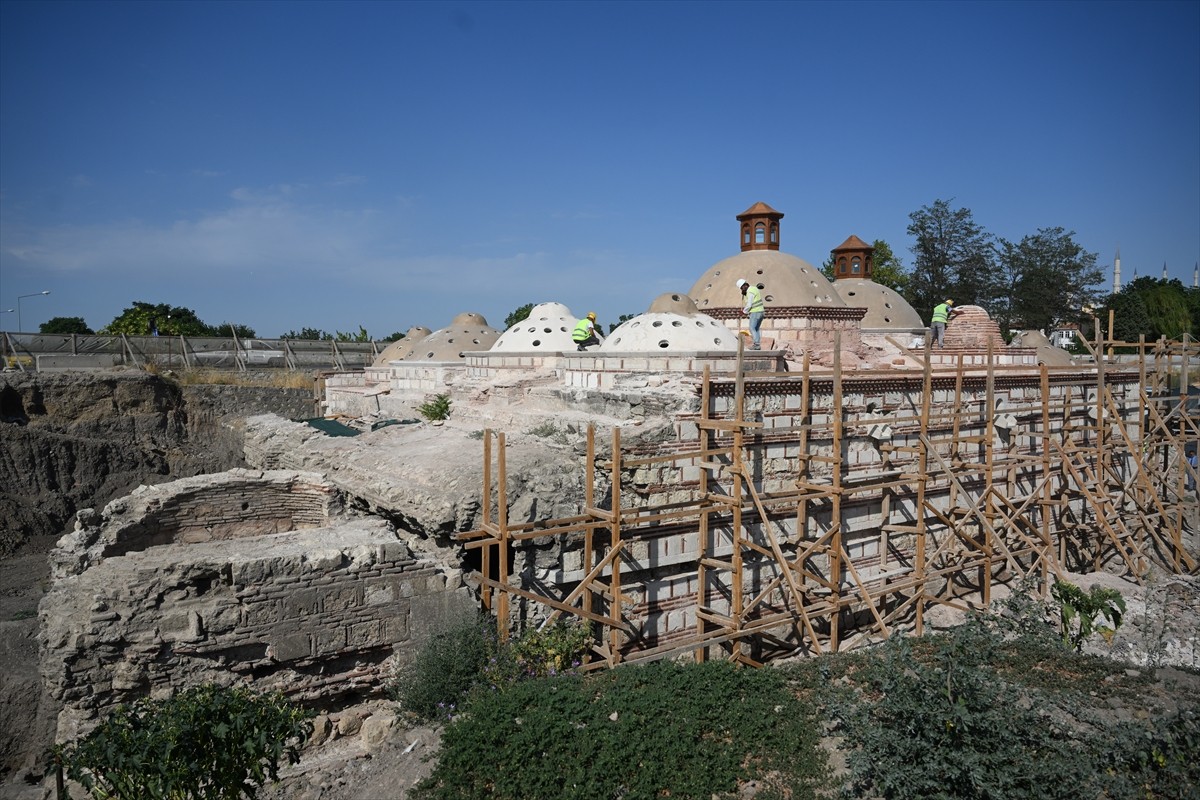 Edirne'deki 15. yüzyıl eseri Gazi Mihal Hamamı'nda restorasyon çalışmaları devam ediyor.