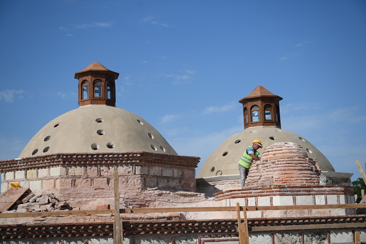 Edirne'deki 15. yüzyıl eseri Gazi Mihal Hamamı'nda restorasyon çalışmaları devam ediyor.