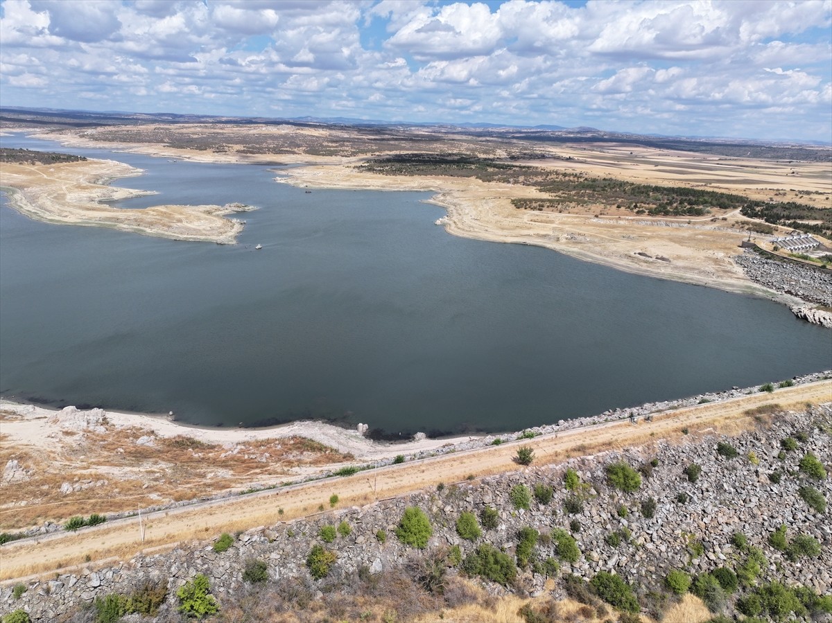 Edirne'deki Süloğlu Barajı'nın su seviyesi kuraklık ve aşırı sıcaklara bağlı yaşanan buharlaşma...