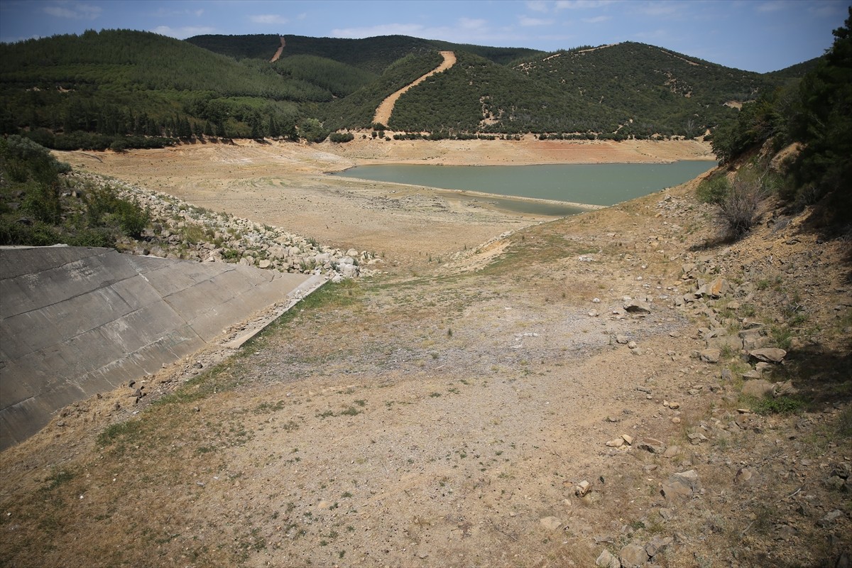 Edirne'nin en büyük ilçesi Keşan'a içme suyu sağlayan Kadıköy Barajı'nda su seviyesi kuraklık...