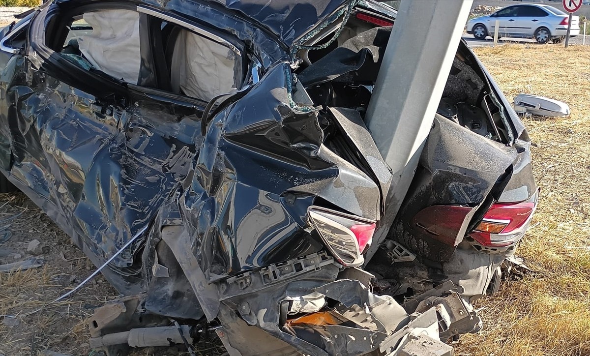 Edirne'nin Havsa ilçesinde otomobil ile kamyonun çarpışması sonucu 3 kişi yaralandı.