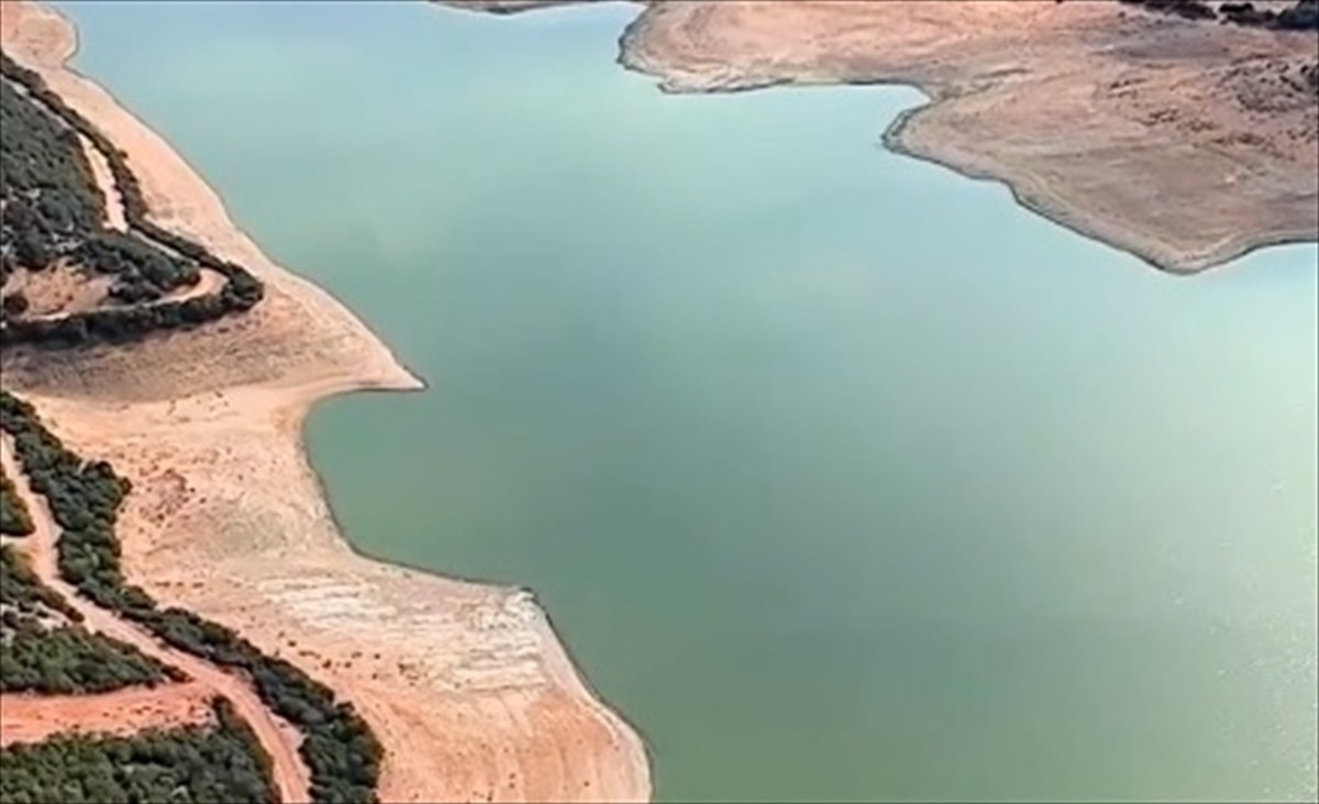 Edirne'nin Keşan ilçesindeki Kadıköy Barajı'nda su seviyesinin yüzde 1'in altına düşmesi nedeniyle...