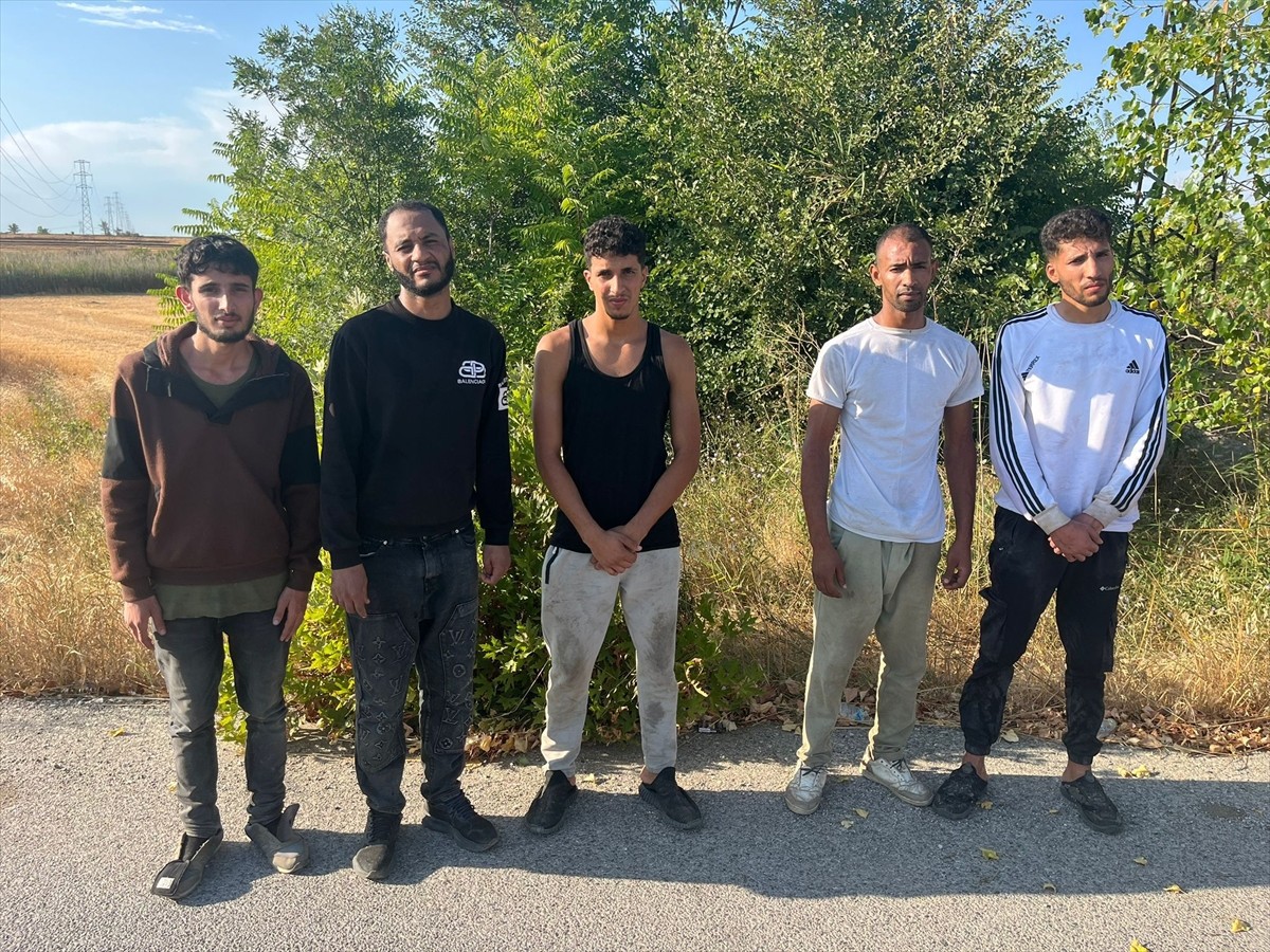 Edirne'nin Uzunköprü ilçesinde 24 düzensiz göçmen yakalandı.