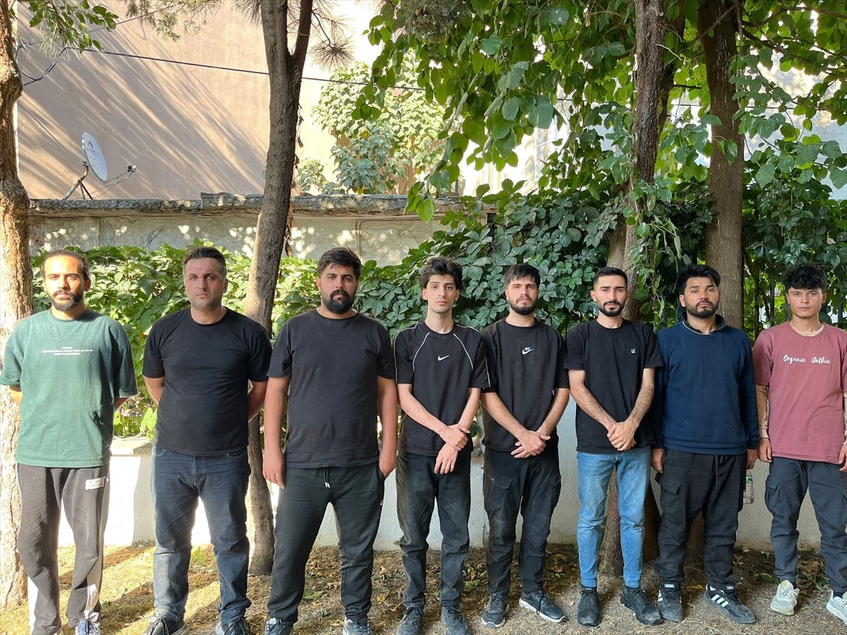Edirne'nin Uzunköprü ilçesinde 24 düzensiz göçmen yakalandı.